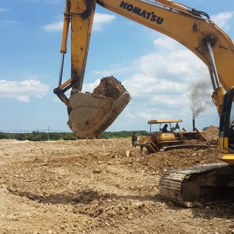 MAQUINARIA EXCAVADADORA